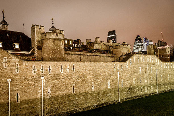 лондонский тауэр в ночное время - local landmark international landmark middle ages tower of london стоковые фото и изображения