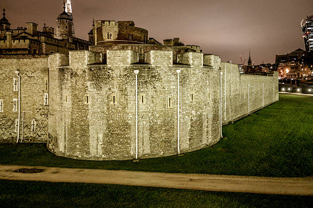 ロンドン塔の夜景 - local landmark international landmark middle ages tower of london ストックフォトと画像