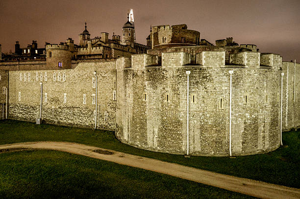 лондонский тауэр в ночное время - local landmark international landmark middle ages tower of london стоковые фото и изображения