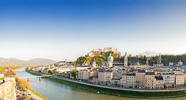 historische stadt salzburg, bundesland salzburg, österreich - kollegienkirche stock-fotos und bilder