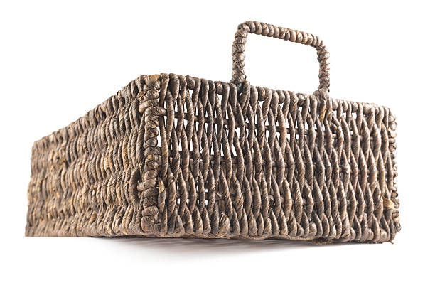 marrón cesta de mimbre aislado - wicker basket store gift shop fotografías e imágenes de stock