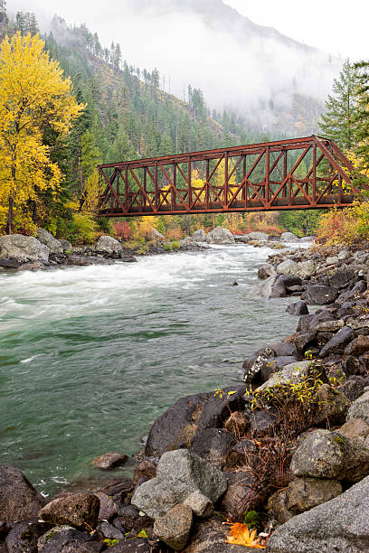 most nad rzeką. - vertical photography color image tumwater canyon zdjęcia i obrazy z banku zdjęć