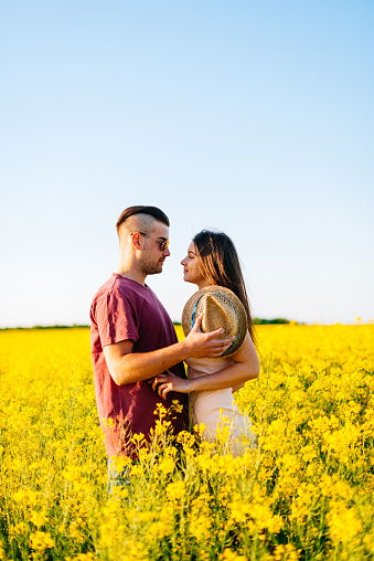 Retrato de pareja en verano, y abrazando besando en la naturaleza photo