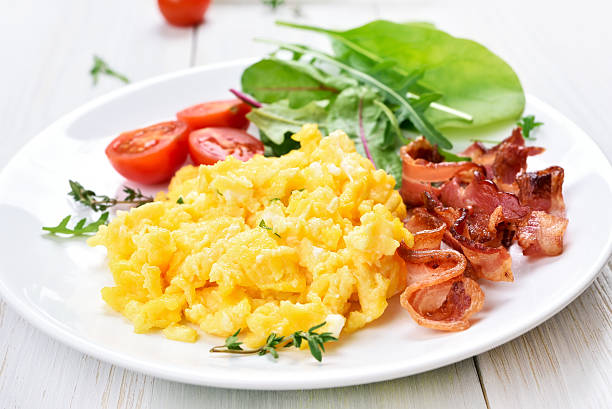jajecznica z boczkiem i sałatki warzywne - breakfast eggs plate bacon zdjęcia i obrazy z banku zdjęć