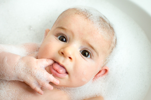 newborn bubble  bath white foam fingers eat washing baby care big eyes brown