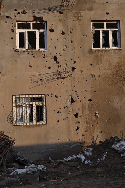 bala-cheias de casa no ataque terrorista - broken window concrete wall imagens e fotografias de stock