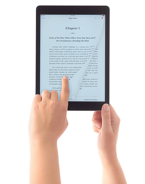 a ler ebook com ipad 2 ar - ipad apple computers note pad touch screen imagens e fotografias de stock