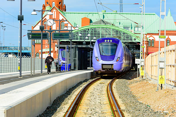 фиолетовый поезд - trelleborg стоковые фото и изображения