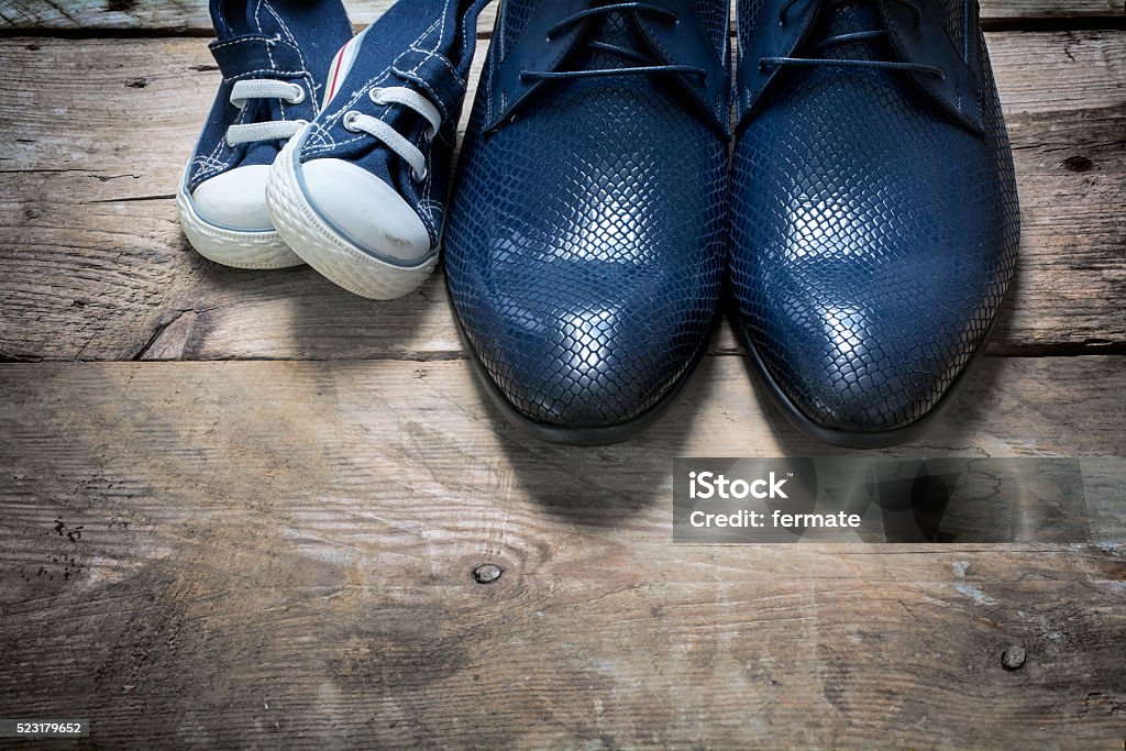 des Vaters Schuhe und kids-sneakers Seite an Seite, Vatertag - Lizenzfrei Vater Stock-Foto