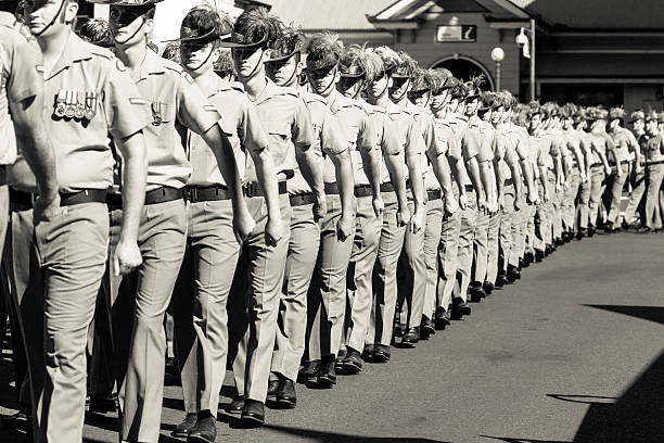 soldats marchant dans la journée de la parade anzac. - slouch hat photos et images de collection