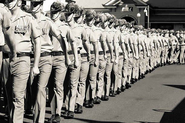 soldati marcia in parata di giorno di anzac - slouch hat foto e immagini stock