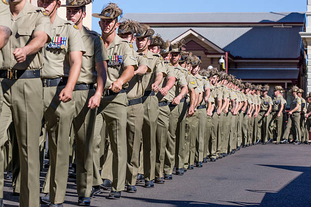 soldati marcia in parata di giorno di anzac - slouch hat foto e immagini stock