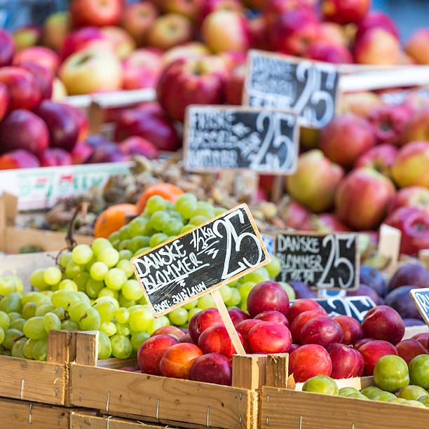 verde e vermelho de maçãs no mercado local em copenhague, dinamarca. - fruitstand - fotografias e filmes do acervo