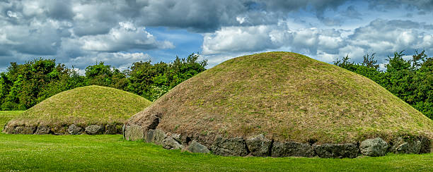 Knowth Passage Burial Mounds Knowth Passage Burial Mounds, Boyne Valley, County Meath, Ireland burial mound photos stock pictures, royalty-free photos & images