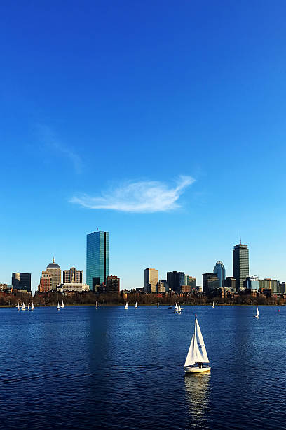 vertikale ansicht der boston, massachusetts, usa-skyline - clear sky urban scene boston massachusetts stock-fotos und bilder
