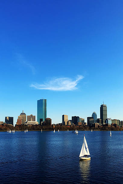 вертикальный вид бостон, массачусетс скайлайн - charles river фотографии стоковые фото и изображения