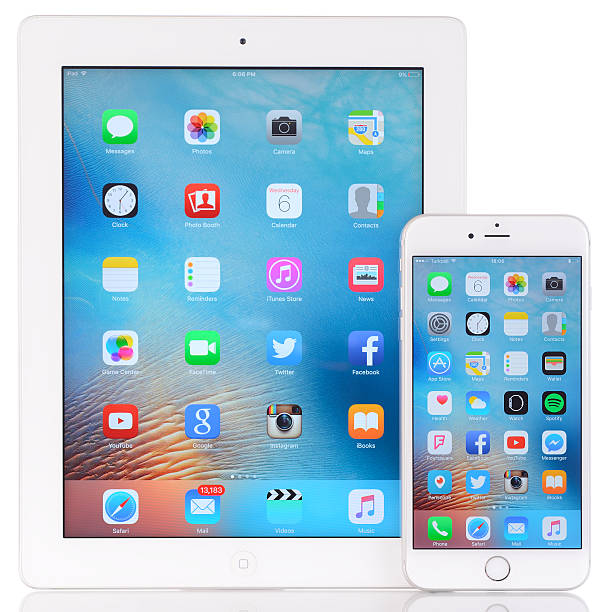 apple ipad 3 et iphone 6 plus sur fond blanc - ipad iphone smart phone ipad 3 photos et images de collection