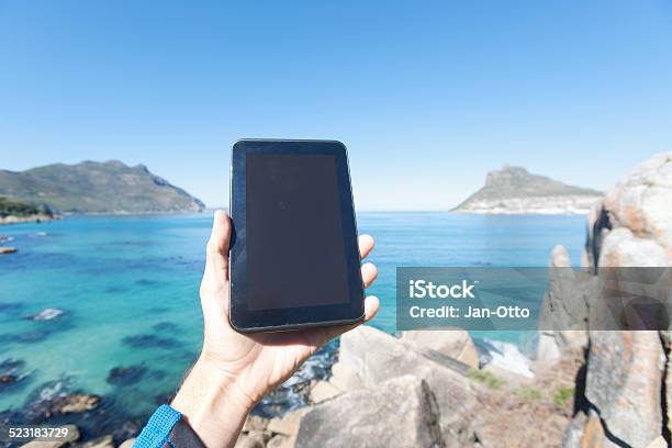 Holding Tablet Pc In Der Bucht Hout Bay Südafrika Stockfoto und mehr Bilder von Anhöhe - Anhöhe, Atlantik, Berg