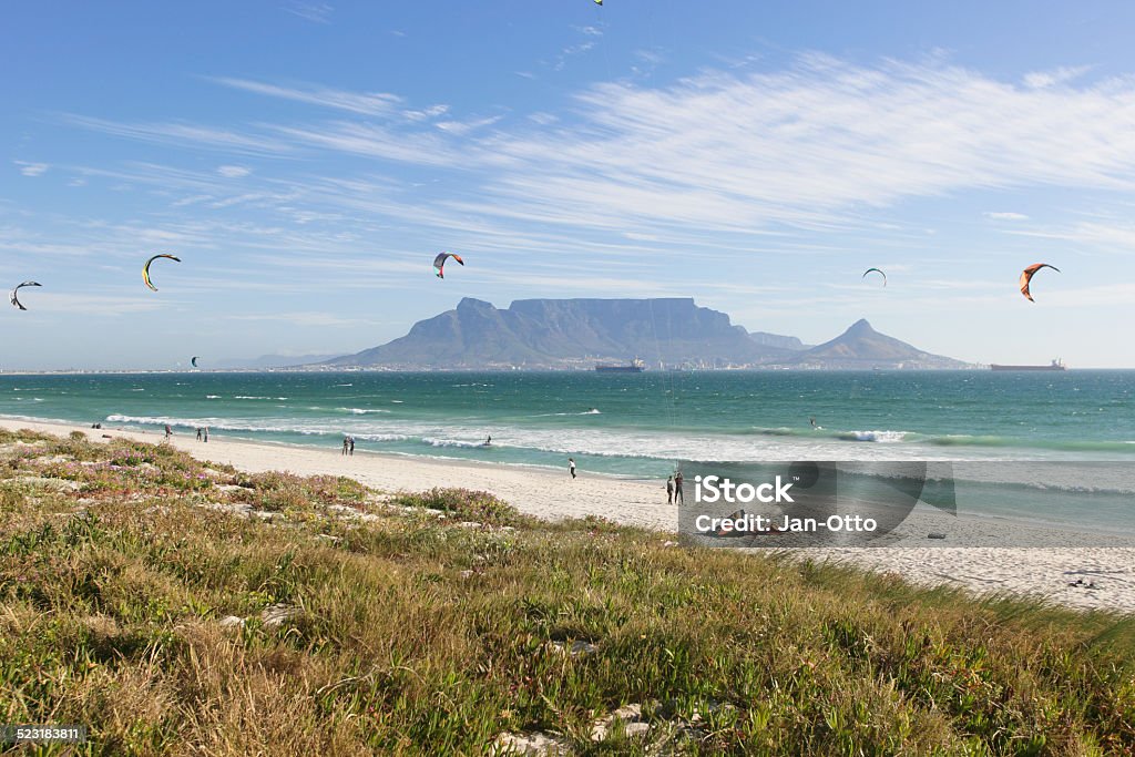 Kitesurfer bei bloubergstrand in der Nähe von Cape Town - Lizenzfrei Bloubergstrand Stock-Foto