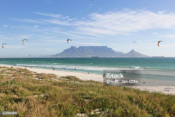 Kitesurfer Bei Bloubergstrand In Der Nähe Von Cape Town Stockfoto und mehr Bilder von Bloubergstrand