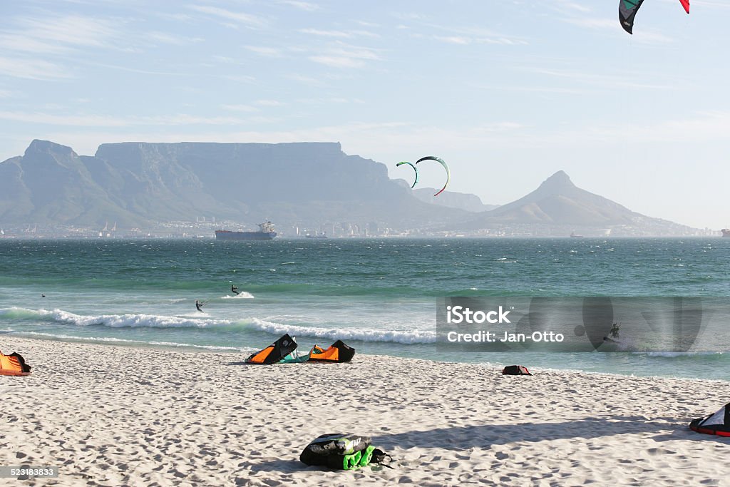 Kitesurfer bei bloubergstrand in der Nähe von Cape Town - Lizenzfrei Drachen Stock-Foto