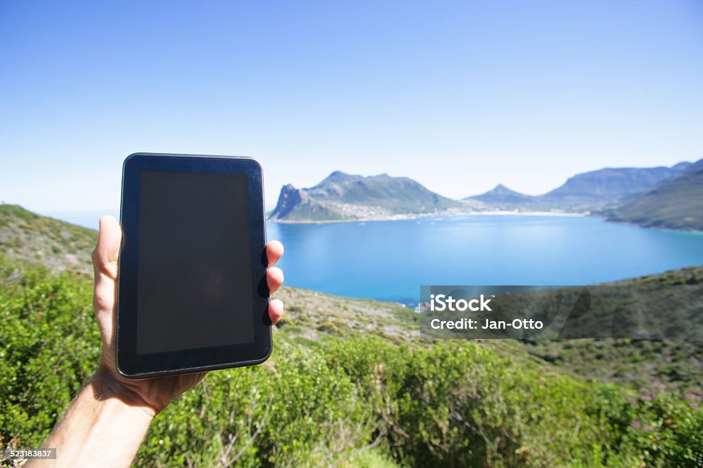 Holding tablet PC in der Bucht Hout Bay, Südafrika - Lizenzfrei Anhöhe Stock-Foto