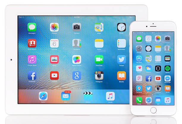apple ipad 3 et iphone 6 plus sur fond blanc - ipad iphone smart phone ipad 3 photos et images de collection