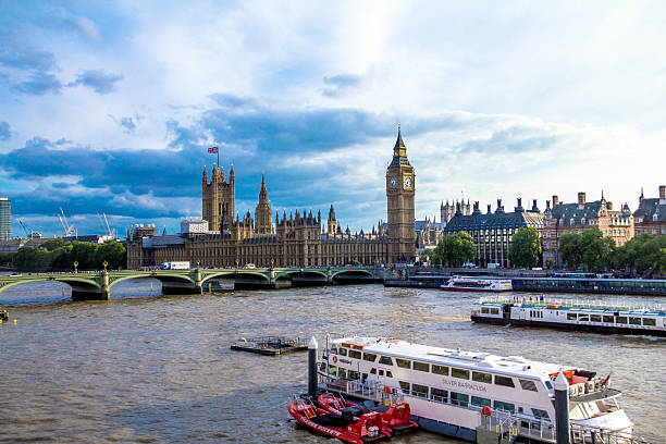 лондонский вид на город и здание парламента - thames river стоковые фото и изображения
