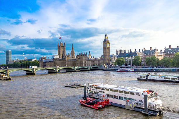 лондонский вид на город и здание парламента - thames river стоковые фото и изображения