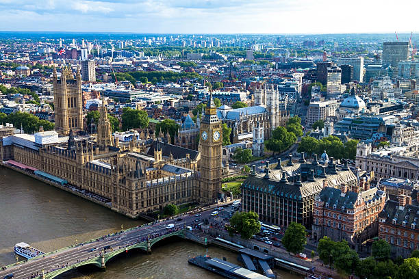 прекрасный вид на город и здание парламента-лондон - thames river стоковые фото и изображения