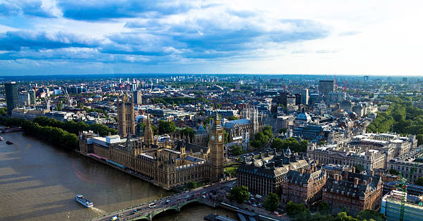 лондонский вид на город и здание парламента - thames river стоковые фото и изображения