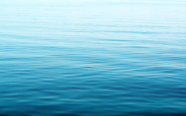 mar azul fondo con textura de agua - superficie del agua fotografías e imágenes de stock