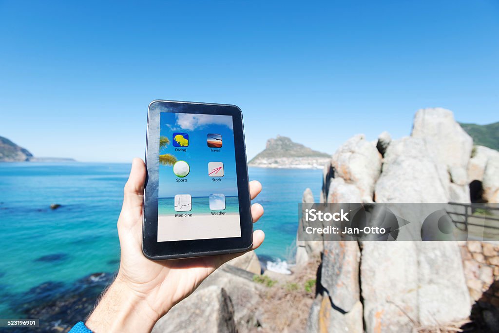Holding tablet PC in der Bucht Hout Bay, Südafrika - Lizenzfrei Anhöhe Stock-Foto