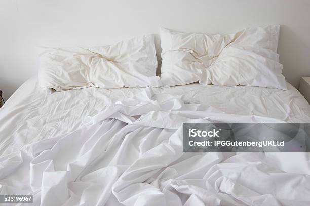 Unmade Cama Foto de stock y más banco de imágenes de Cama sin hacer - Cama sin hacer, Cama, Desordenado