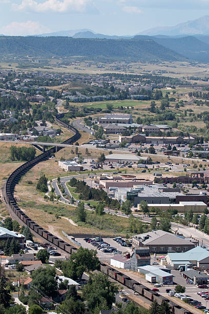 vazio carvão trem serpenteia por castle rock-colorado - castle rock - fotografias e filmes do acervo