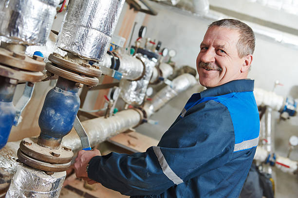 暖房エンジニア修理工のボイラールーム - plumber thermostat repairing engineer ストックフォトと画像