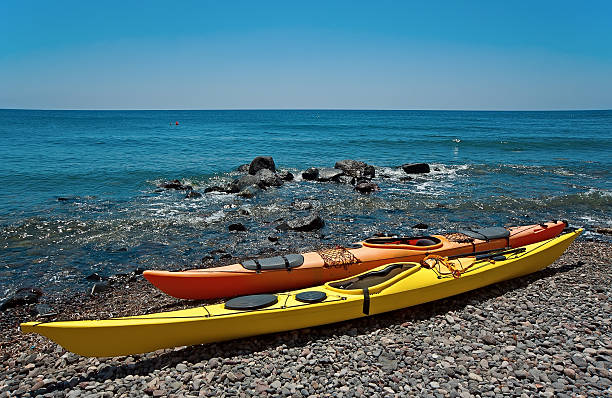 zwei kajaks am strand - black sand beach santorini greece stock-fotos und bilder