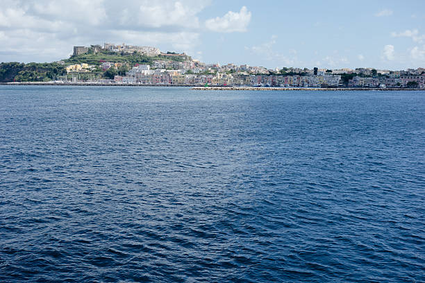 остров прочида замок и гавань, италия - ischia island campania nautical vessel harbor стоковые фото и изображения