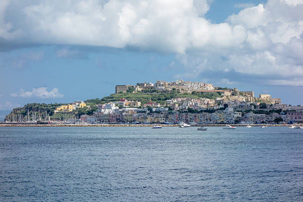 остров прочида замок и гавань, италия - ischia island campania nautical vessel harbor стоковые фото и изображения
