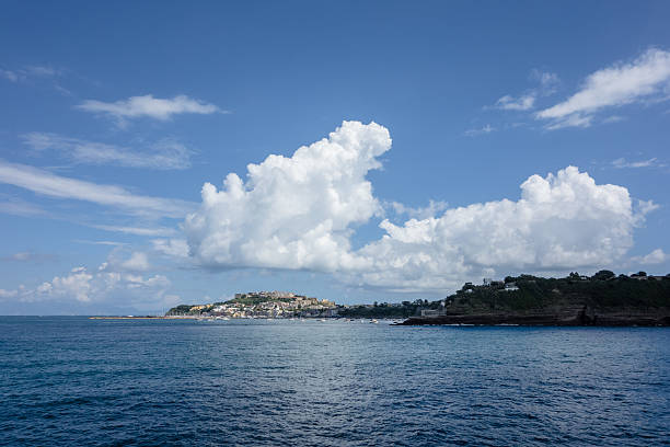 остров прочида замок и гавань, италия - ischia island campania nautical vessel harbor стоковые фото и изображения