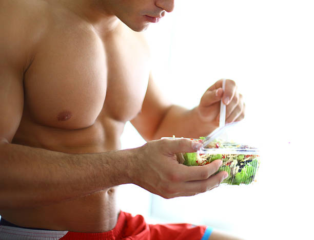 sportnahrung. - eating body building muscular build vegetable stock-fotos und bilder
