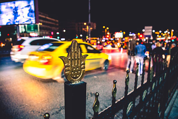 ハイスピード黄色のタクシーは、街での夜 - yellow city speed road ストックフォトと画像
