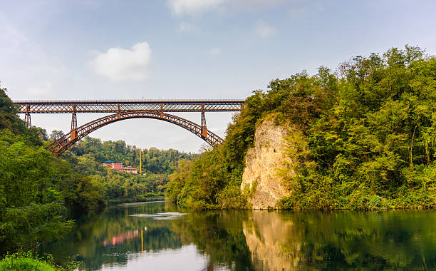ponte de ferro em paderno d'adda, itália - river adda - fotografias e filmes do acervo