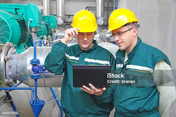 Industrie Arbeiter Mit Notebook Stockfoto und mehr Bilder von Arbeiten - Arbeiten, Arbeiter, Arbeitssicherheit