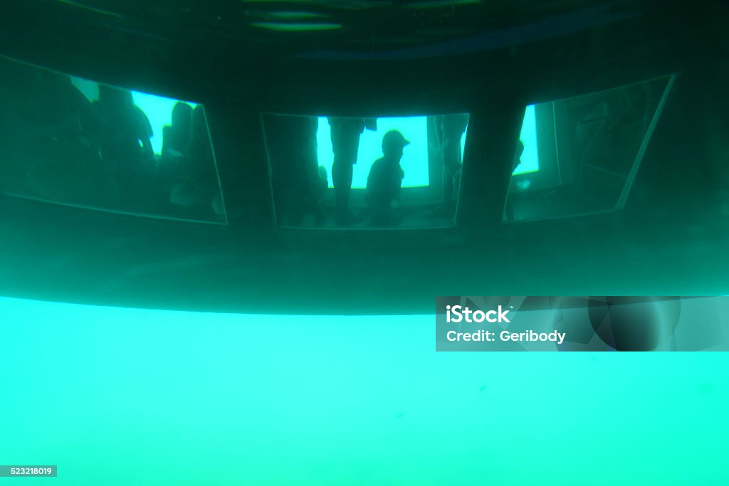 catamaran à fond de verre sous l'eau - Photo de En verre libre de droits