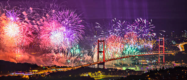 Célébration du Nouvel An feu d'artifice au-dessus de la mer - Photo