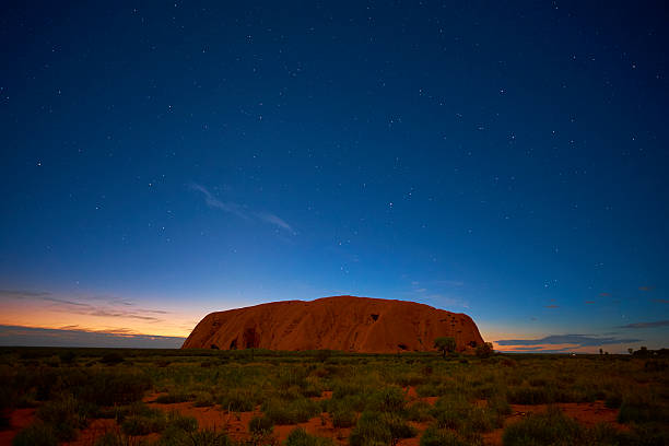 uluru sous les étoiles - uluru australia northern territory sunrise photos et images de collection