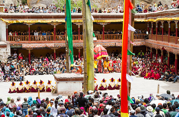 수도원 코트야드 동안 챔 댄스 페스티벌 티벳 불교 신도들의 - traditional festival ladakh ethnic music india 뉴스 사진 이미지