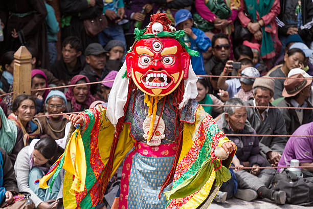 몽크 많이 종교용 ㅁ마스크 댄스 티벳 불교 신도들의 - traditional festival ladakh ethnic music india 뉴스 사진 이미지