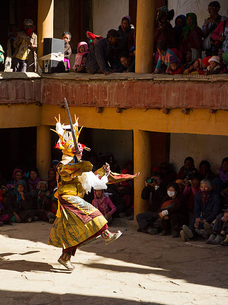 몽크 사슴 ㅁ마스크 수행하는 종교용 미스터리 댄스 티벳 불교 신도들의 - traditional festival ladakh ethnic music india 뉴스 사진 이미지